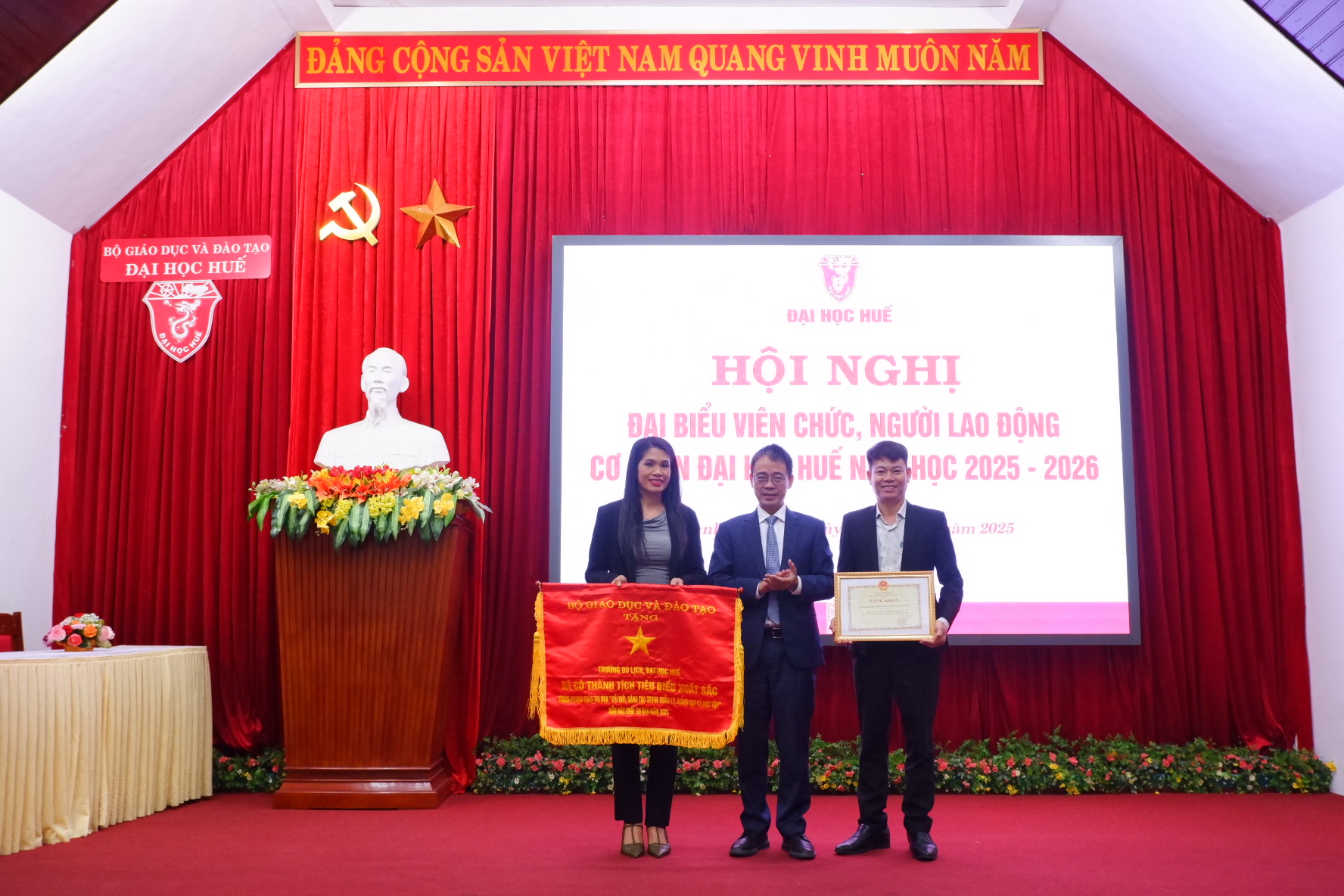 Trường Du lịch, Đại học Huế đón nhận Cờ thi đua của Bộ Giáo dục và Đào tạo; Ban Khoa học Công nghệ và Quan hệ Quốc tế nhận bằng khen của Bộ Giáo dục và Đào tạo.
